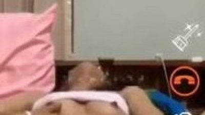 Em gái thủ dâm cùng với nhóm bạn