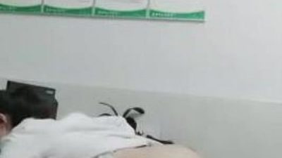 Tranh thủ giờ nghỉ trưa lấy kim ra chích hộ nử y tá