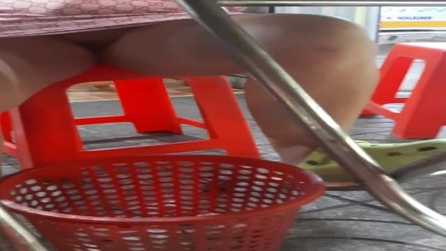 Không mặc quần lót ngồi ăn banh lồn