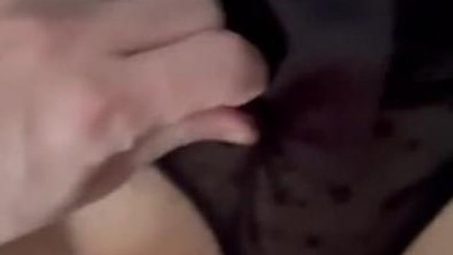 Thanh niên chơi cả hai chị em .