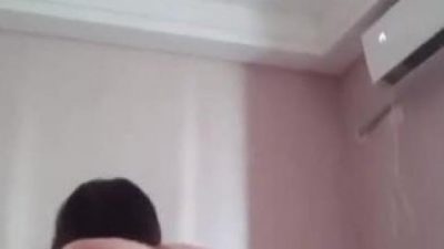 Em gái da trắng vú to nhảy theo điệu nhạc .