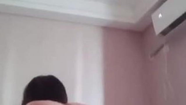 Em gái da trắng vú to nhảy theo điệu nhạc .