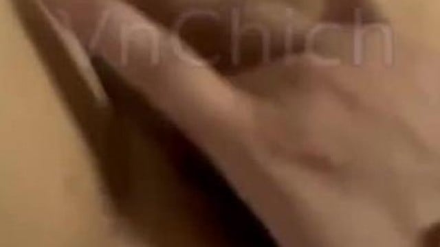 Con bạn thân ngồi cùng bàn không mặc áo ngực và cái kết