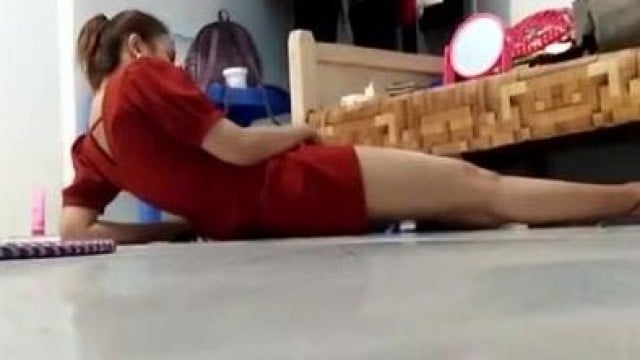 biết đang bị quay lén mà em gái phòng kế bên vẫn thủ dâm