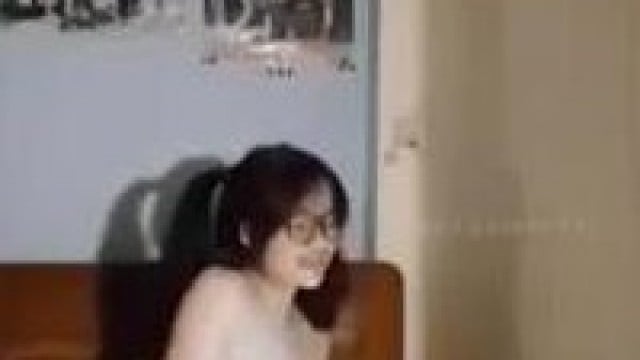 Nhớ bạn trai quá liền gọi video trong lúc không mặc đồ .