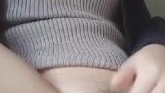 Em gái rảnh rảnh ngồi nghịch bím