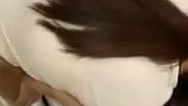 Trốn vào nhà vệ sinh bắt em bú cu lút cán