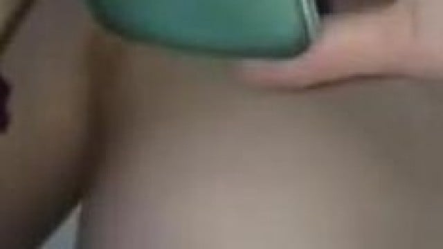 Người yêu đang bấm đt cũng không yên