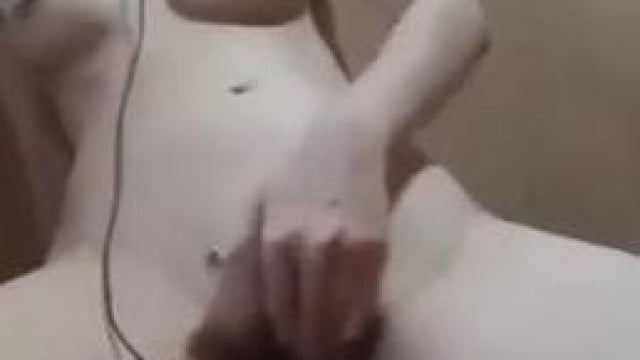 Em gái vừa xem sex vừa thủ dâm