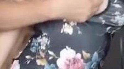 Tư thế đứng với vợ dâm áo dài vú hồng