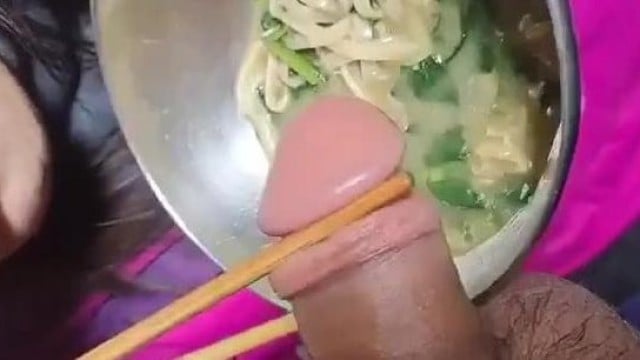 l chấm cu anh vào bát mì rồi bú cho tăng thêm mặn mà