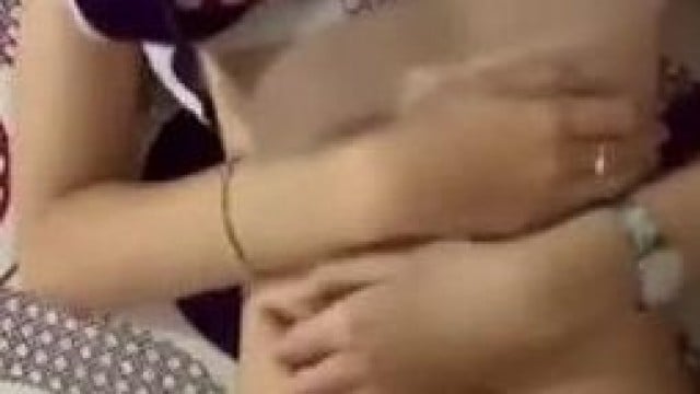 Cô gái dễ thương này không muốn khuôn mặt của mình được ghi lại