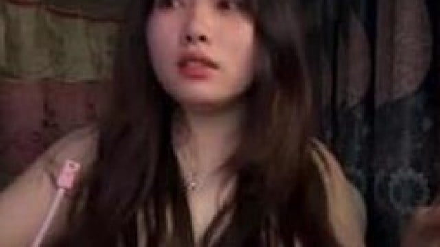 Chơi game với bạn thua em phải show hàng cho bọn nó coi