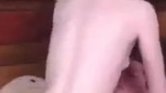 Địt em gái sướng rên rỉ