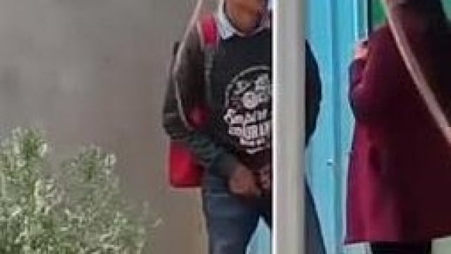 hai anh em lén lút sau nhà