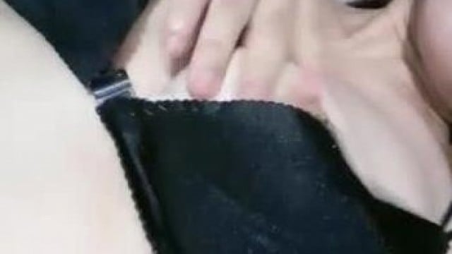 Gái xinh độc thân khoe hàng .