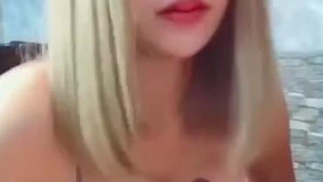 Gái xinh massa cu bằng vú