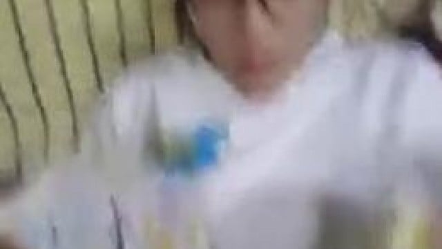 nện đứa em gái