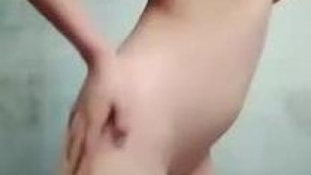 Đi học về là em cởi để khoe hàng .