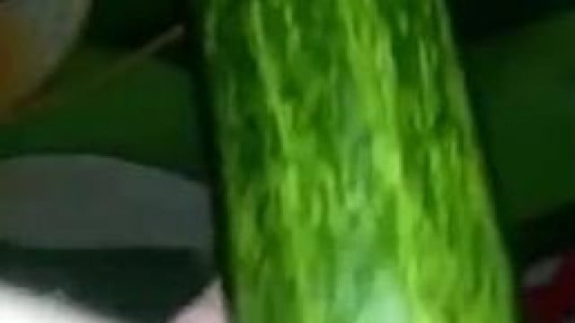 thủ dâm bằng dưa leo lồn lênh láng nước