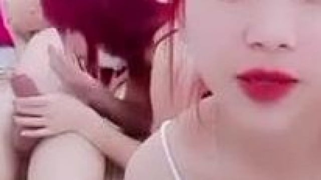 Gái xinh tóc đỏ vừa live vừa bú cu