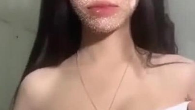 Bé người yêu gửi clip vú