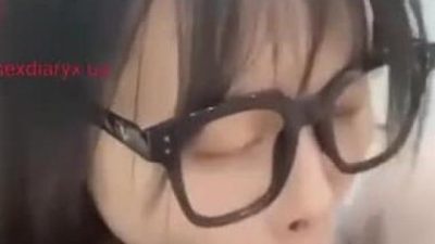 Sinh viên đeo kính bú cu bạn trai ngọt lịm