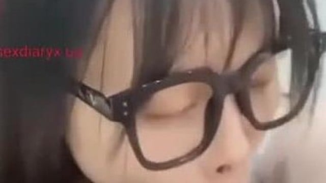 Sinh viên đeo kính bú cu bạn trai ngọt lịm