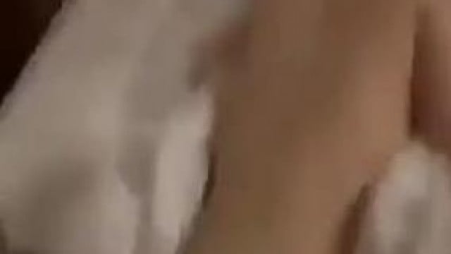 Em chỉ việc nằm rên