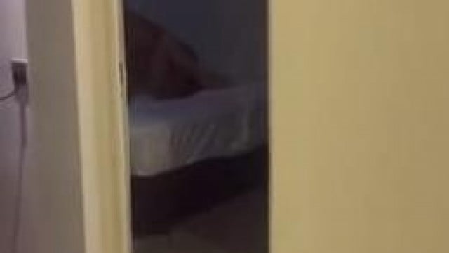 Quay lén anh trai may mắn và Chị hàng xóm