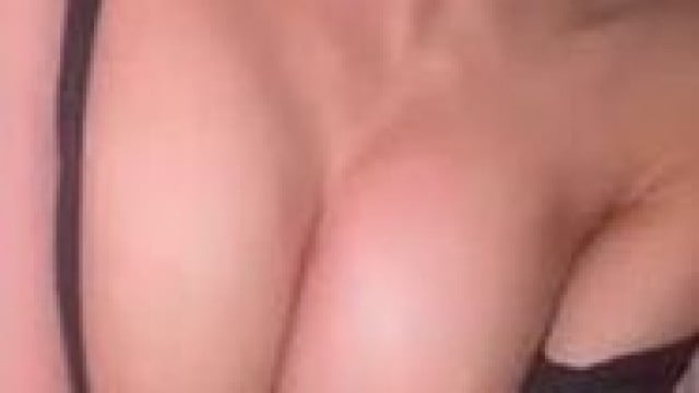 Bắn tinh lên vú em