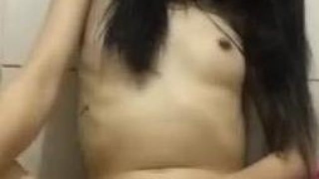 Em ny thủ dâm cho xem lồn múp