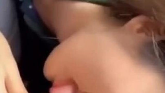 Bú cu khách hàng để ký hợp đồng