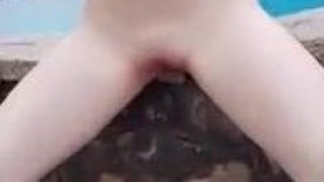 Em gái thủ dâm tại bể bơi vắng người .