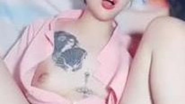 em gái xăm trổ thủ dâm cụce nứng