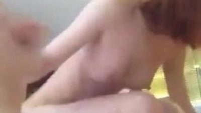 Em gái thích thú với môn cưỡi ngựa .
