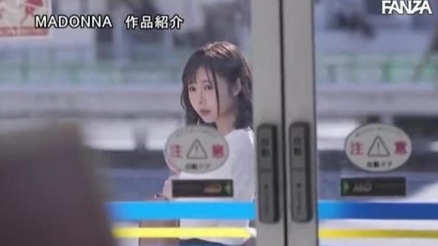 Móc lồn cô gái dâm đãng thè địt