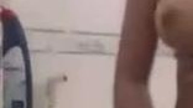 Em gái răng khểnh vú to gọi video cho người yêu lúc tắm.