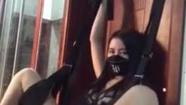 treo em lên cửa rồi phệt