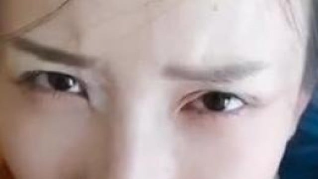 Xuất tinh lên mặt em xinh