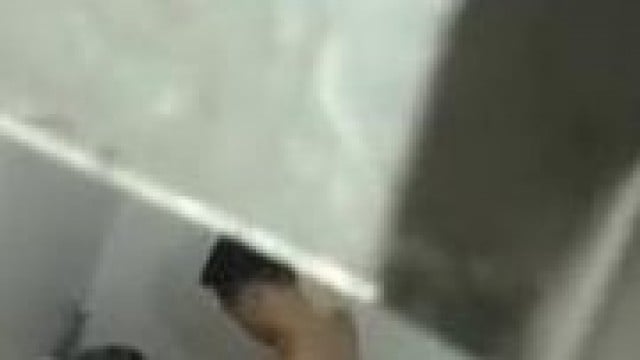 Quay lén vợ chồng hàng xóm địt nhau trong nhà vệ sinh