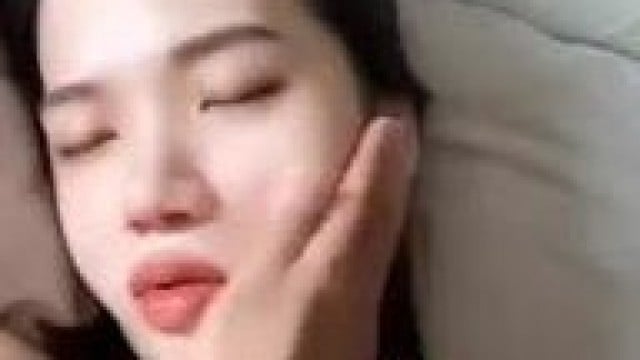 Đang ngủ thì chồng vừa đụ vừa quay .