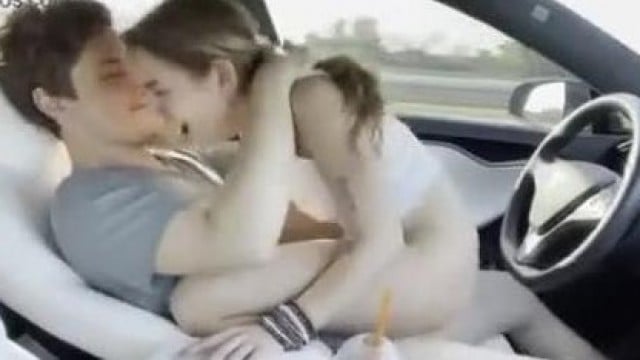 Đang lái xe thì em ng yêu nứng lồn đòi đụ