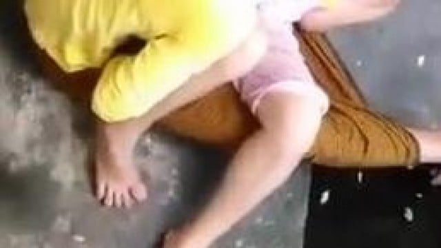 Bị bắt làm tình sau nhà