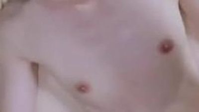 Em gái non tơ lồn chưa mọc long và thế là lại xuất tinh đầy lồn em ấy rồi