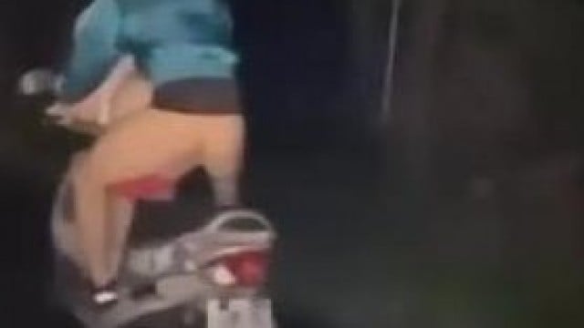 Vừa lái xe máy vừa chịch