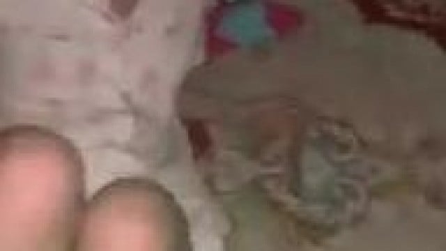 Bé người yêu dịu dàng bú mút xong còn nhẹ nhàng đeo bao cho anh