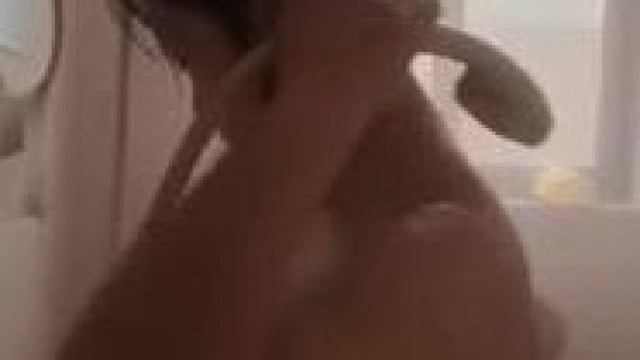 Em gái quay video tắm .