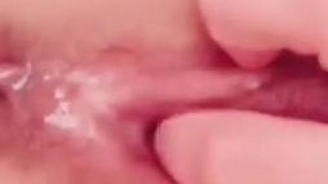 em gái bím hồng cho bím hút thuốc