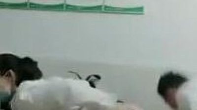 Hai bác sĩ địt nhau lúc rảnh rỗi .